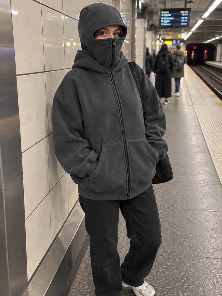 Ghowsted Hoodie in Anthracite worn by Sarah L.